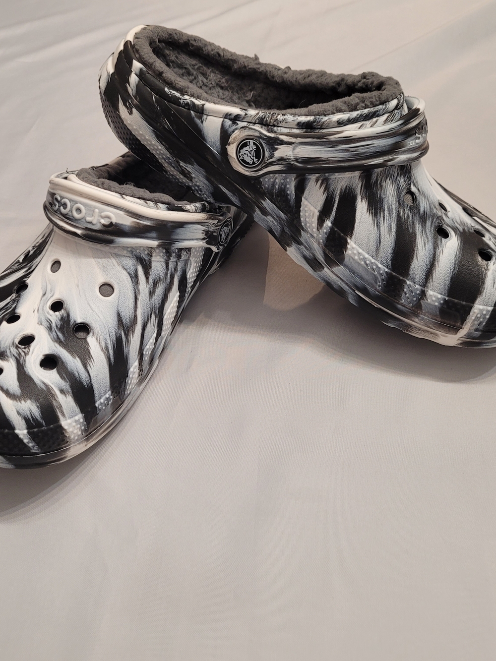 Crocs Classic Lined Marbled Clogs Black White Mens 8 Womens 10 Fuzzy
